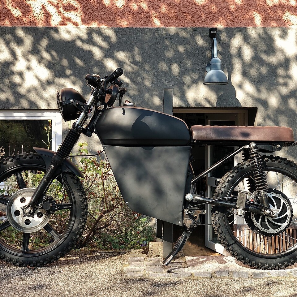 Black Tea Vintage Scrambler - Electric Moped 2024