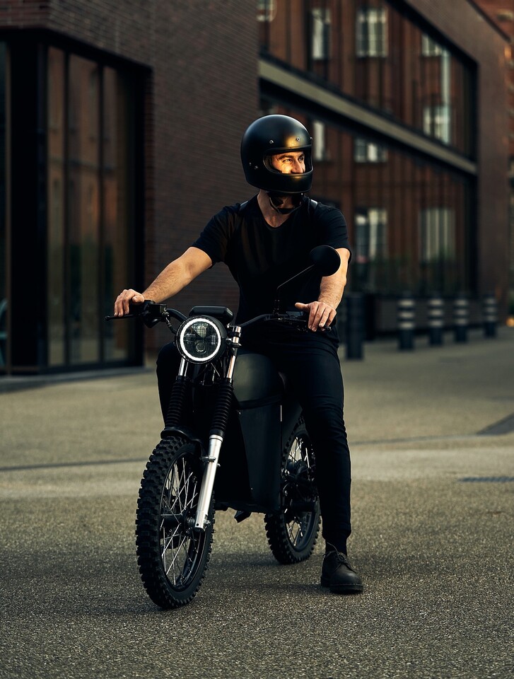 Black Tea Vintage Scrambler - Electric Moped 2024